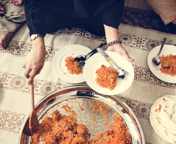 イスラム教徒の家族が夕食を床に — ストック写真