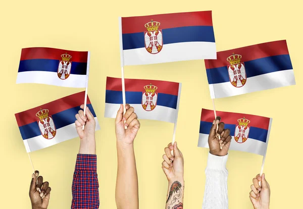 Ruce Mávali Vlajkami Srbska — Stock fotografie