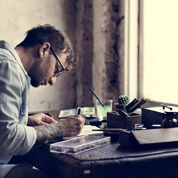 Artista Desenho Sua Mesa — Fotografia de Stock