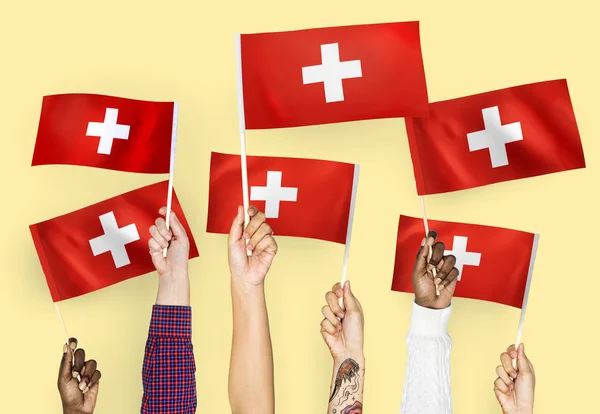 Sviçre Bayrakları Sallayarak Elleri — Stok fotoğraf