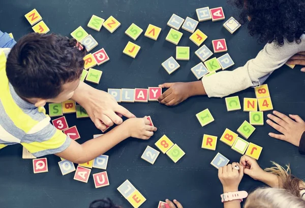 Bambini Che Scrivono Parole Con Blocchi Alfabeto — Foto Stock