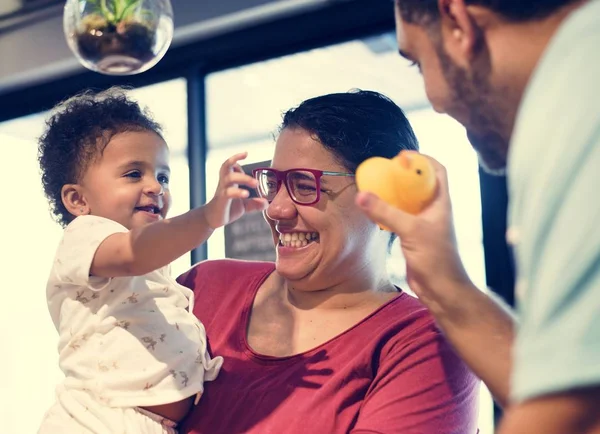 Padres Jugando Con Una Niña —  Fotos de Stock