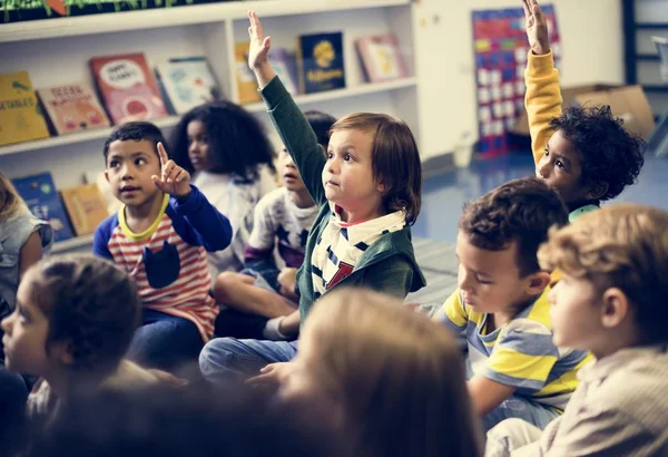 Bambini Felici Alla Scuola Elementare — Foto Stock