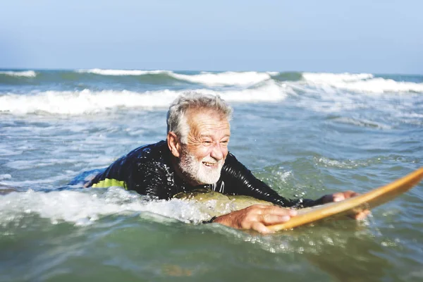 Sörf Tahtası Üzerinde Üst Düzey Bir Adam — Stok fotoğraf