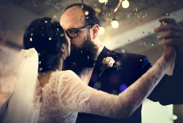 Casal Recém Casado Dançando Celebração Casamento — Fotografia de Stock