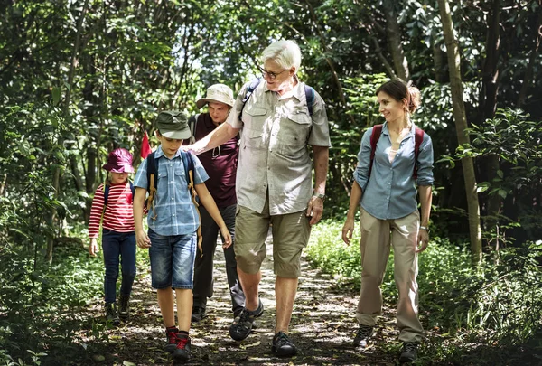 Gezin Met Kinderen Wandelen Het Bos — Stockfoto