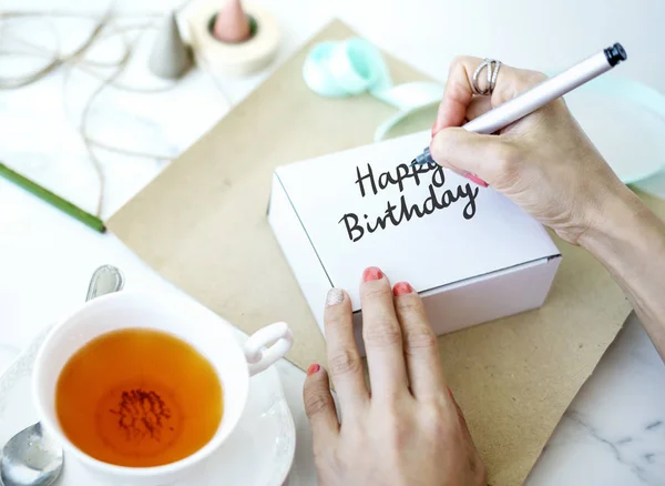 Mulher Escrevendo Feliz Aniversário Uma Caixa Branca — Fotografia de Stock