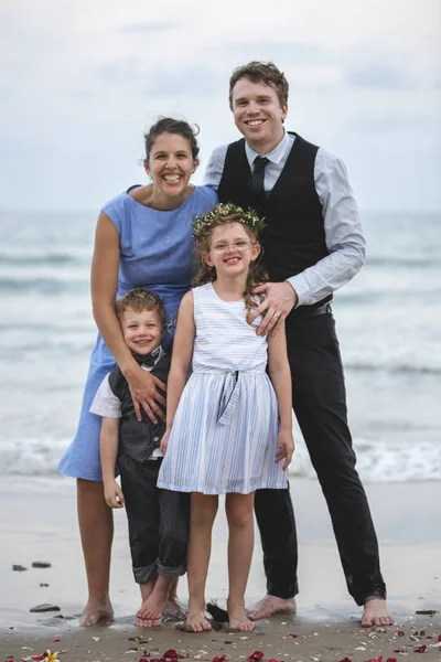 Familia Posando Para Una Foto Grupo Playa — Foto de Stock