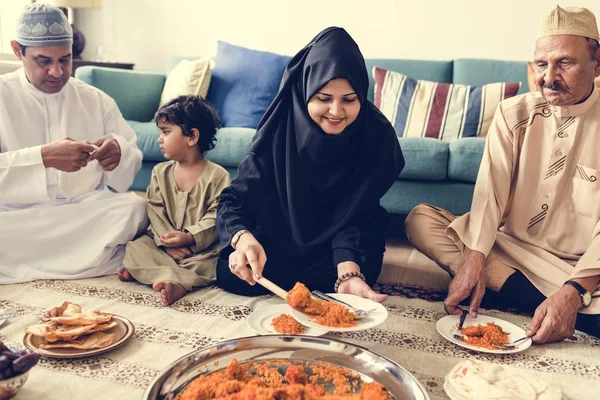 Familia Musulmana Cenando Suelo — Foto de Stock