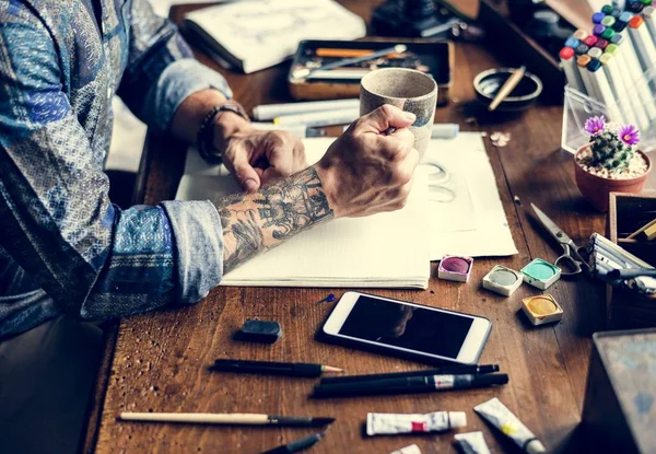 Boční Pohled Tetování Umělec Muž Pracovní Artwrok Dřevěný Stůl — Stock fotografie