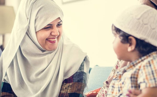 Мусульманская мать и ее сын
