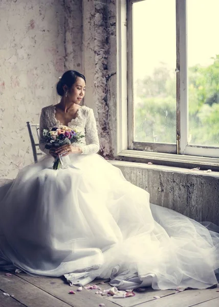 Nevěsta Svých Šatech Kyticí Sedí Okna — Stock fotografie