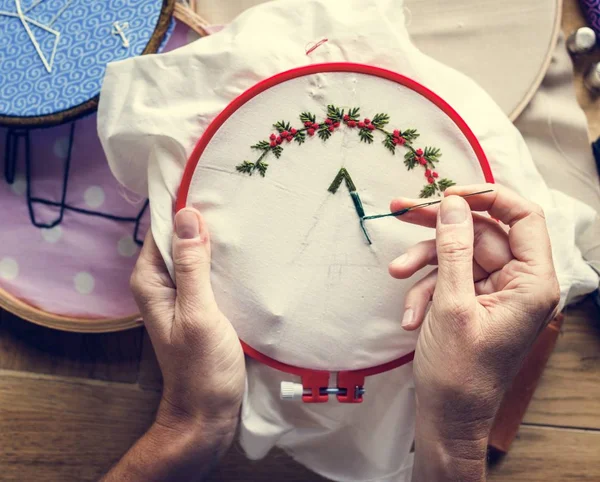 Stickrahmen Handarbeit Auf Dem Tisch — Stockfoto