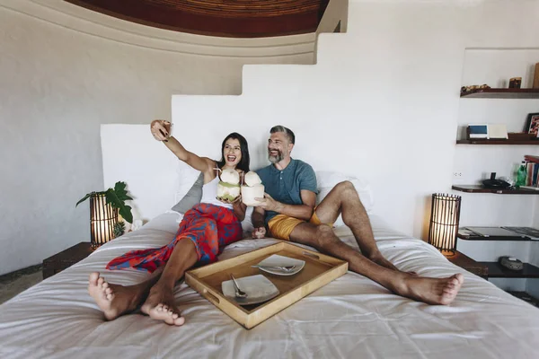 Pareja Relajándose Cama — Foto de Stock