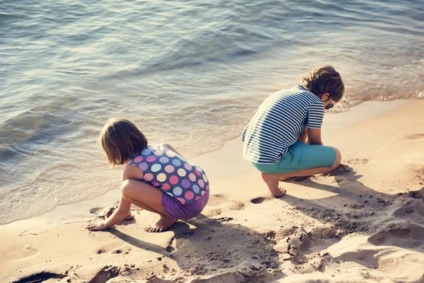 Крупним Планом Кавказькі Діти Грають Піском Разом Пляжі — стокове фото