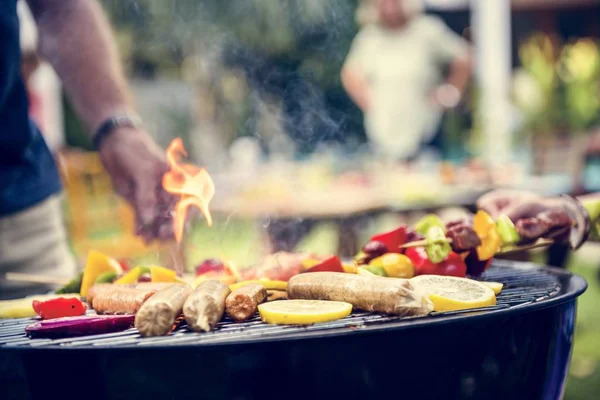 Primo Piano Cottura Barbecue Fatto Casa Sulla Griglia Carboni — Foto Stock