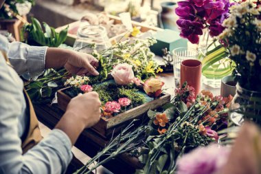 Çiçekçi Çiçek buketi ile tropikal çiçek kompozisyon oluşturma