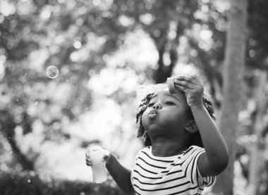 Kabarcıkları ile oynayan Afrikalı çocuk