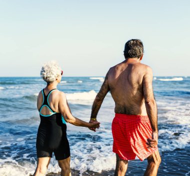 Yaz aylarında plaj keyfi kıdemli arkadaşlar