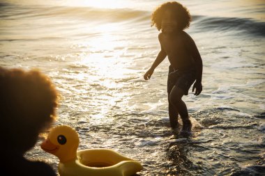 Küçük kardeşler tatildeyken eğleniyor