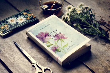 Çiçek süslemeli çay bardağının havadan görünüşü