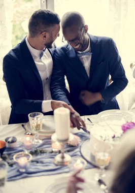 Eşcinsel çift kesme pastaya birlikte düğün