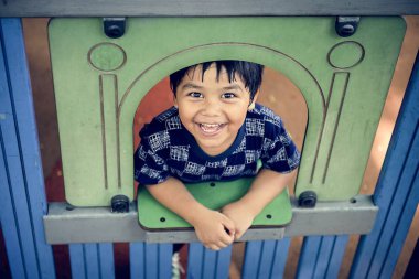 Okul Bahçesi, mutlu çocuk