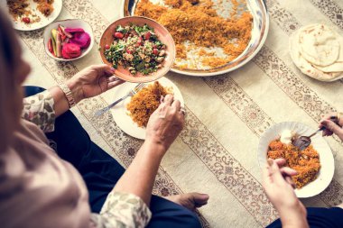 Müslüman aile yerde akşam yemeği