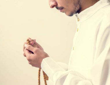Tasbih içinde sayma izlemek için tesbih kullanan Müslüman adam