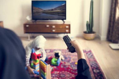 Müslüman aile rahatlatıcı ve evde oynamak