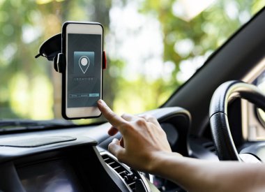 Bir telefon ekranında gezinti sistemi uygulaması