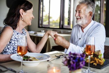 Olgun erkek bir kadınla evlenme teklif