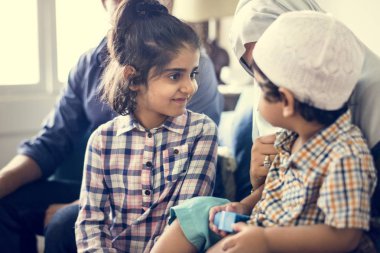 Ailesiyle birlikte Müslüman küçük çocuk