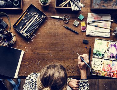 Sanatçı suluboya ile çizim