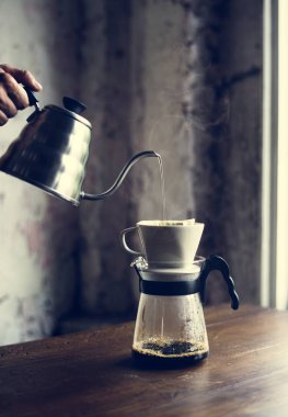 Barista el damlama demlenmiş kahve