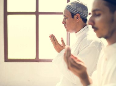 Allah 'a dua eden Müslümanlar