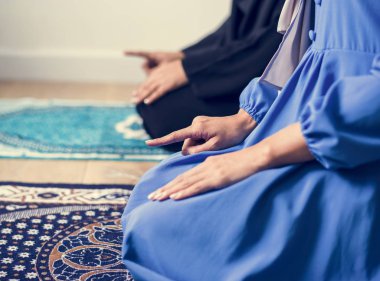 Dua kilim, Müslümanlar dua Teşehhüt duruş oturan insanların resim kırpılmış