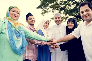 Müslüman grup arkadaşıyla birlikte eller istifleme 