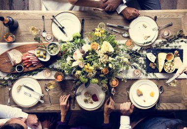 Grup çeşitli arkadaşıyla birlikte yemek toplama