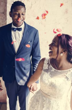 Neşeli Afrika asıllı gelin damat birlikte