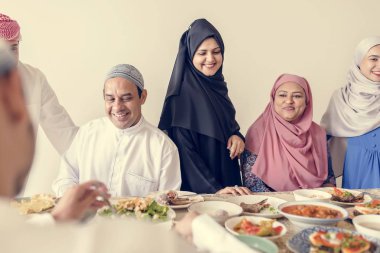 Müslüman bir aile Ramazan ziyafeti çekiyor