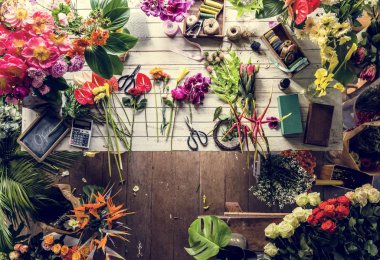 çiçek dükkanlar, birçok farklı çiçek tabloda üstten görünüm 