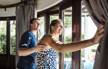 Bir otel odasına kontrol çift