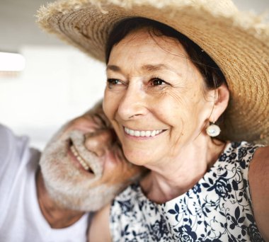 Güzel Olgun çift romantik tatil