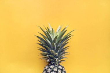 sarı arka plan üzerinde izole tropikal ananas meyve