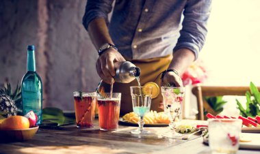 barmen adam bölümünü kokteyller hazırlamak