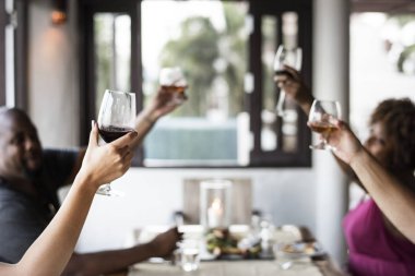 bir restoranda şarap içme arkadaşları