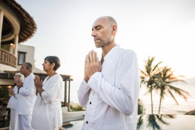 Sabah pratik yoga yaşlılar grubu