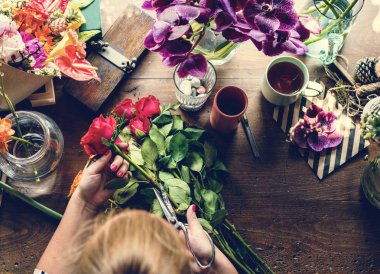 üstten görünüm çiçekçi çiçek buket gül ile oluşturma 