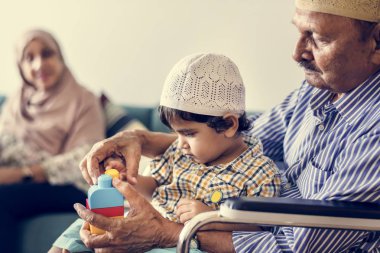 Müslüman aile rahatlatıcı ve evde oynamak